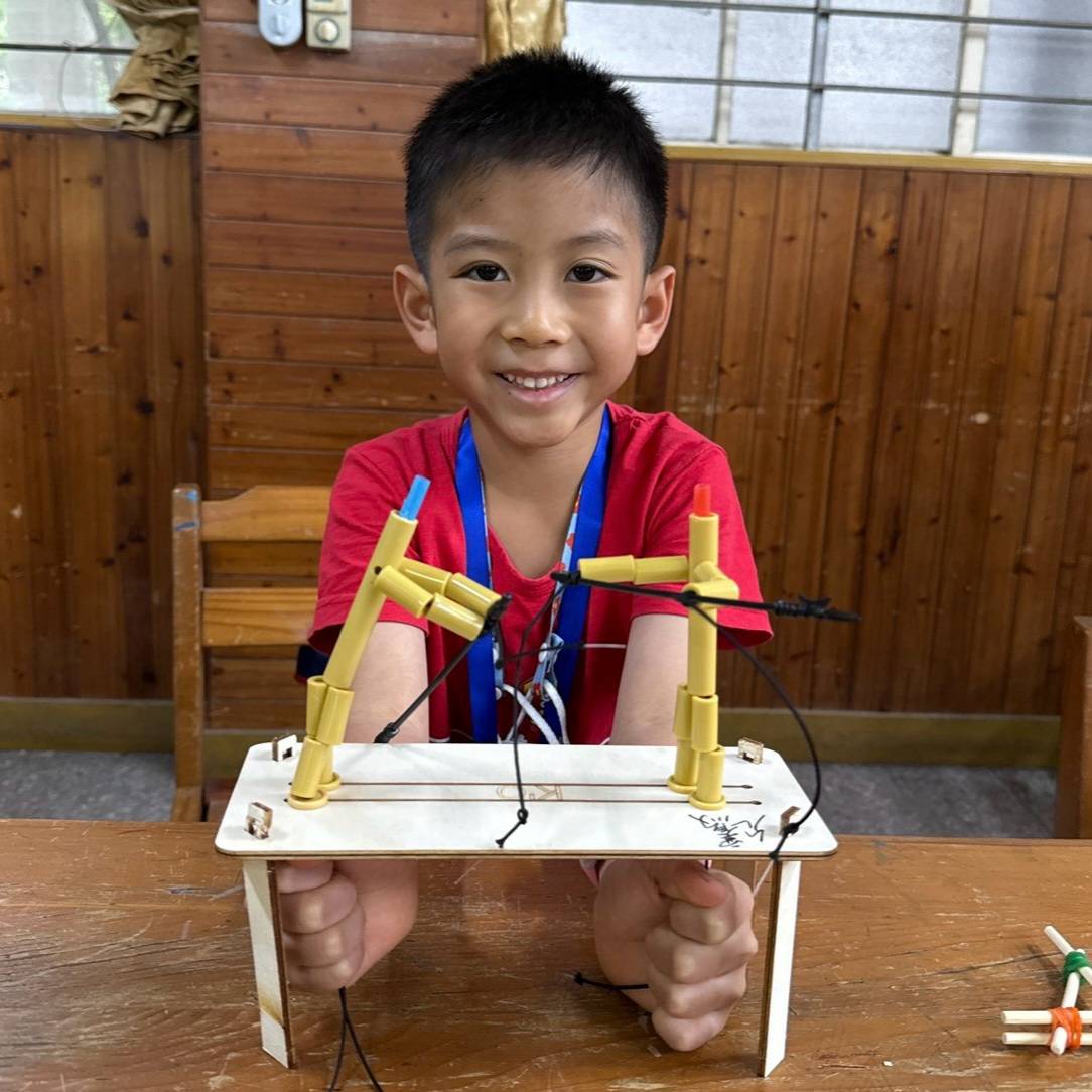 孩子展示完成的武打竹節人教材