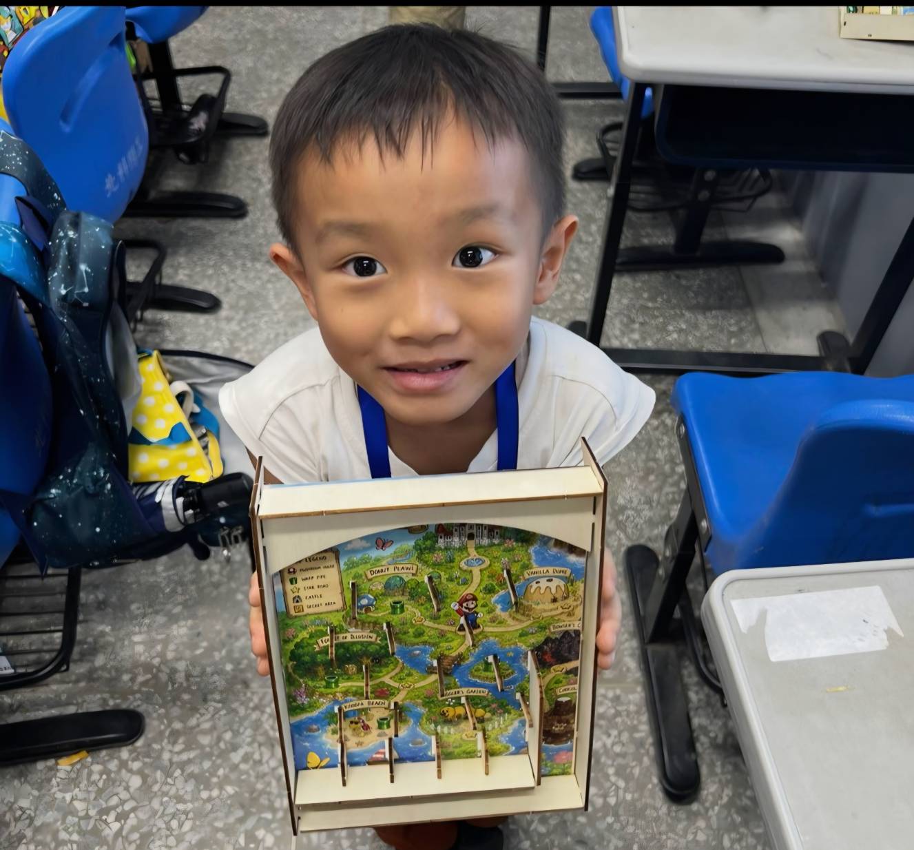 孩子展示完成的創意彈珠台教材
