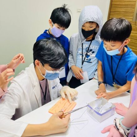 築苗過往營隊中，講師帶領孩子觀看教學模型示範